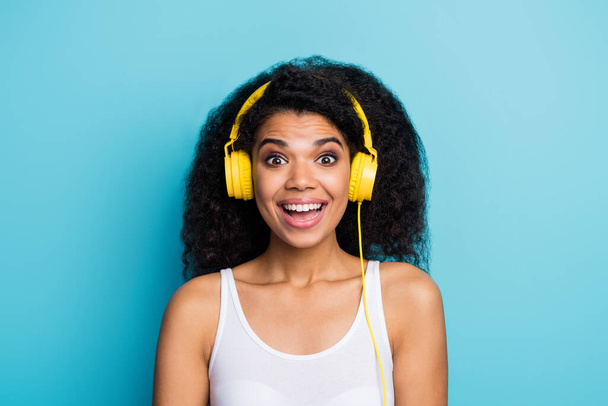 Close-up portrait of her she nice attractive lovely pretty cute girlish cheerful cheery wavy-haired girl listening hit song sound pop isolated on bright vivid shine vibrant blue color background - Foto, Imagem