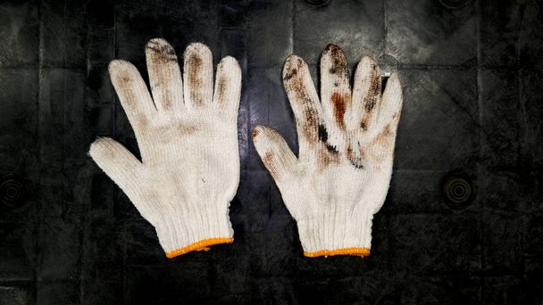 Špinavá rukavice na černém talíři - Fotografie, Obrázek
