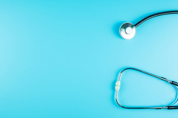 Top view Stetoskooppi sinisellä taustalla kopioi tilaa tekstiä. Terveydenhuolto, henkivakuutus, Terveyspäivä, Maailman sydänpäivä ja Happy Doctor Day konsepti
 - Valokuva, kuva