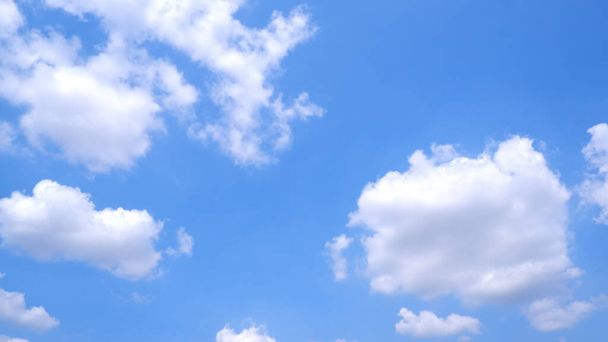 błękitne niebo z chmurą  - Zdjęcie, obraz
