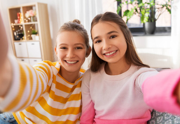 happy teenage girls taking selfie at home - Foto, Imagem