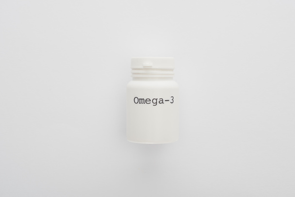 Widok z góry pojemnika z napisem omega-3 na białym tle  - Zdjęcie, obraz