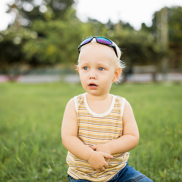 Baby boy on the green grass - Foto, immagini