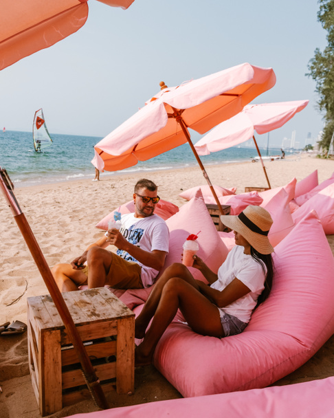 Tutu playa Pattaya Tailandia, pareja relajarse en la playa, hombres y mujeres en el entorno de la playa retro en Jomtien - Foto, imagen