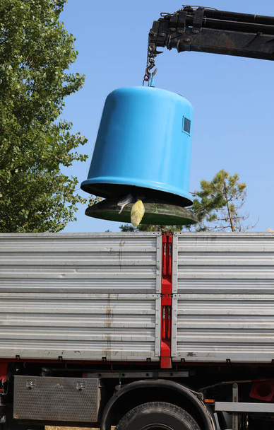 große glockenförmige Tonne für die Sammlung des Glases, das während der Havarie auf dem Abfallsammelfahrzeug im städtischen Recyclingbetrieb verwendet wurde - Foto, Bild