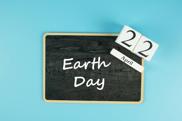 22 april kalender op blauwe achtergrond. Happy Earth Day en milieuconcept - Foto, afbeelding