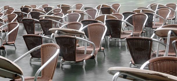 las sillas de bar sumergidas por la marea alta en la Piazza San Marco en Venecia en Italia
 - Foto, imagen