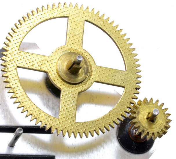 engranajes dorados pequeños de una parte mecánica fotografiada por una lente macro especial
 - Foto, Imagen