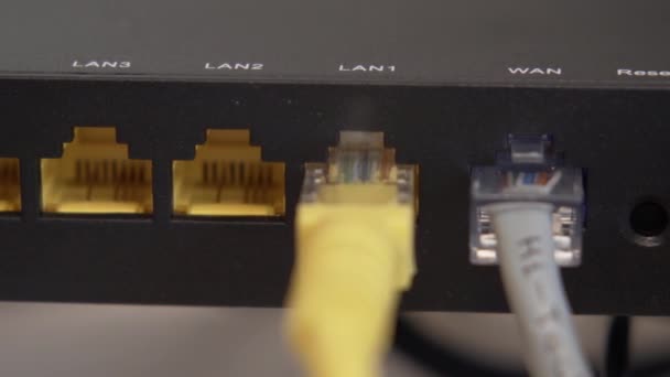 Cabo LAN de internet amarelo conectado com o roteador. Equipamento, tecnologia
 - Filmagem, Vídeo