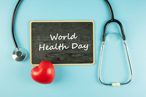 Stethoskop mit roter Herzform auf blauem Hintergrund mit Kopierraum für Text. Gesundheitswesen, Lebensversicherungen, Gesundheitstag, Weltherztag und Happy Doctors Day Konzept - Foto, Bild