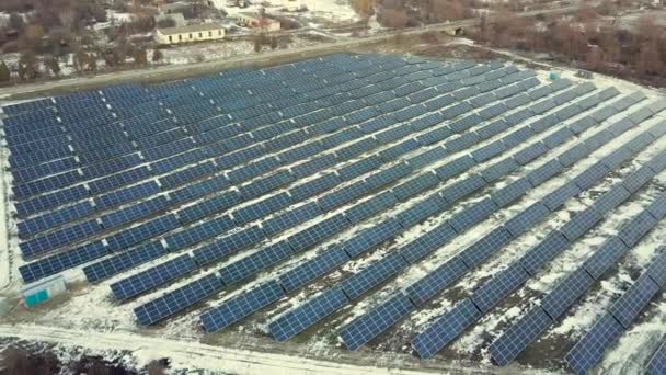 Niebieski słoneczny fotowoltaiczny system paneli fotowoltaicznych produkujący odnawialną czystą energię na obszarach wiejskich zimą. - Materiał filmowy, wideo