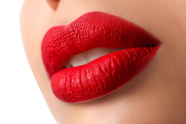 Nainen, jolla on punaista huulipunaa valkoisella taustalla, lähikuva
 - Valokuva, kuva