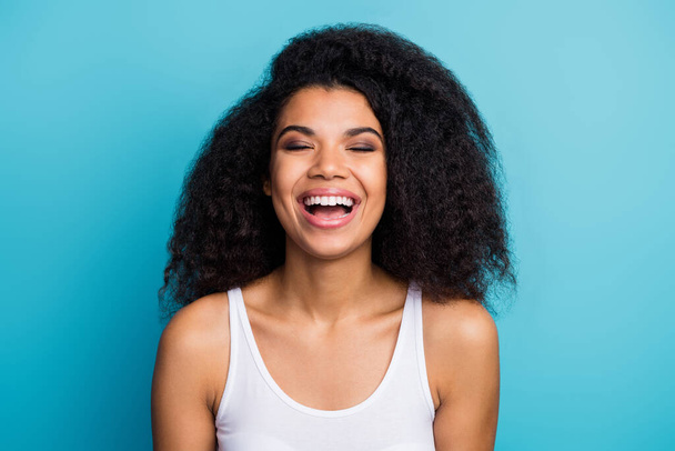 Close-up portrait of her she nice attractive lovely cute winsome lovable cheerful cheery wavy-haired girl laughing good joke isolated over bright vivid shine vibrant blue color background - Foto, Bild