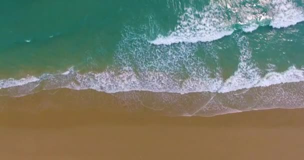 Draufsicht Luftbild von der Drohne von einem atemberaubenden schönen Strand mit türkisfarbenem Wasser mit Kopierraum für Ihren Text.Schöner Sandstrand mit türkisfarbenem Wasser, Drohnenschuss aus der Luft - Filmmaterial, Video
