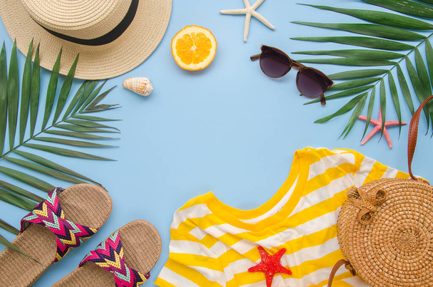 トップビュー夏のビーチフレームモックアップ。女性のヒップスター旅行アクセサリー。ヤシの葉、籐の袋と帽子。スペースのコピー - 写真・画像