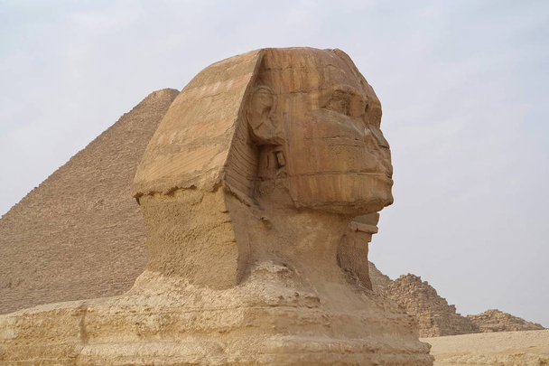 Velká sfinga a Velká pyramida na náhorní plošině v Gíze, známé také jako pyramida v Khufu nebo pyramida v Egyptě - Fotografie, Obrázek
