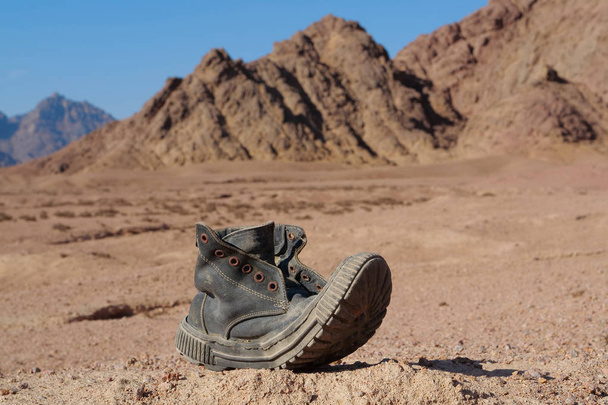 Παλιά μαύρη μπότα στην έρημο Σινά, Αίγυπτος - Φωτογραφία, εικόνα