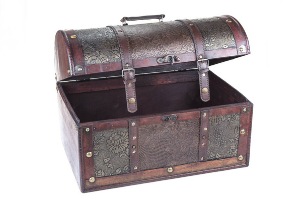Boîte au trésor décorative rétro en bois. coffre poitrine sur fond blanc
 - Photo, image