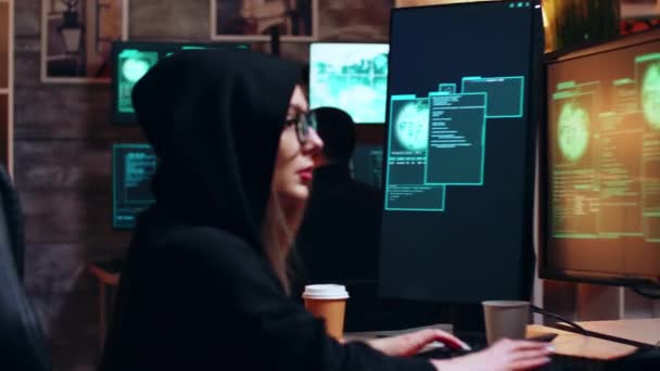 Zoom sur les cyber-criminels organisés
 - Séquence, vidéo