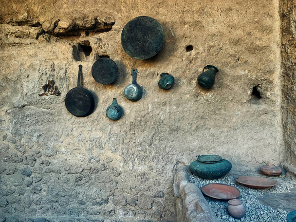 Oude gerechten in ruïnes van de beroemde Pompeii stad, Italië - Foto, afbeelding