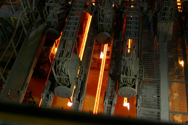 Geniş entegre çelik fabrikasının karşıt döküm makinesi. - Fotoğraf, Görsel