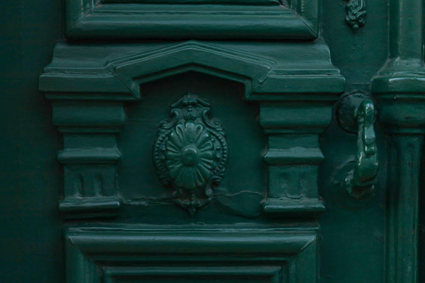 アンティークドアのノブとハンドル。昔ながらのドアハンドルとロック - 写真・画像