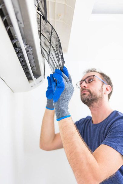 Airconditioningservice en onderhoud, bevestiging AC-unit en reiniging van de filters. - Foto, afbeelding