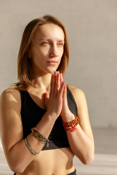 όμορφη γυναίκα με τα χέρια προσεύχεται διαλογισμό στο στούντιο γιόγκα  - Φωτογραφία, εικόνα