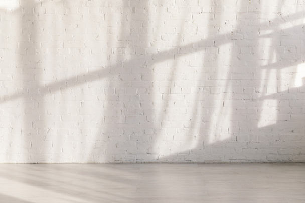 luz solar y sombras en pared de ladrillo en estudio de yoga vacío
  - Foto, Imagen