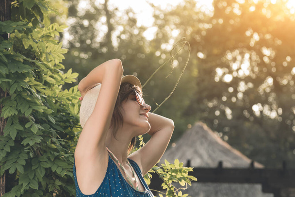Roztomilá mladá žena pózuje venku v letním slunci. - Fotografie, Obrázek