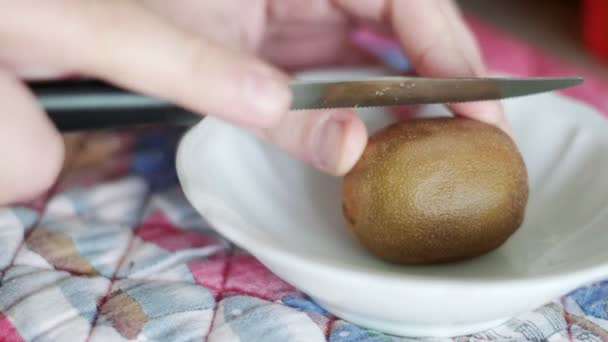 mano con cuchillo cortado kiwi fruta mitad
 - Metraje, vídeo