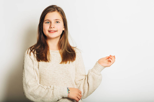 Studioporträt eines schönen jungen Mädchens mit glücklichem Gesichtsausdruck - Foto, Bild