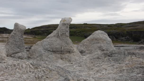 Egyedülálló sziklák a trollok partján. A kövek szokatlan időjárása. - Felvétel, videó