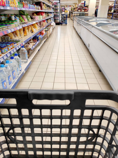 Odessa, Ukraine - Circa Sep 2019: Leerer Supermarkt-Einkaufswagen, Einkaufskonzept. Supermarkt-Gang mit leerem Einkaufswagen. - Foto, Bild