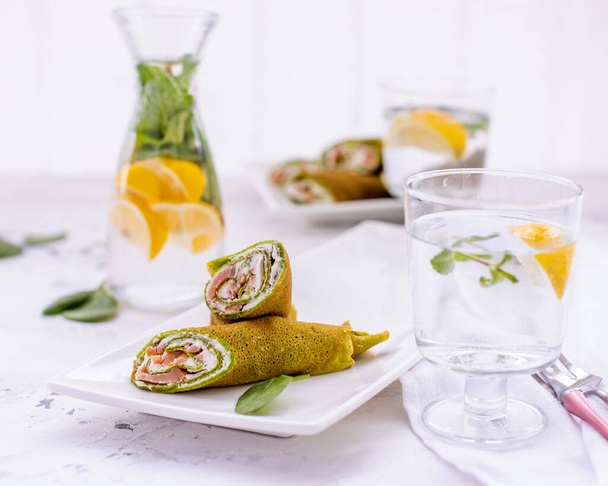 crepes pancakes whith spinach and lime lemonade - Foto, imagen