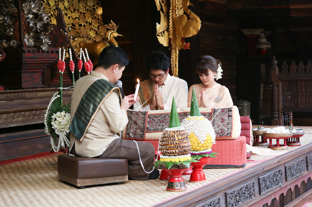 Novia y novio en tradicional estilo tailandés norte ceremonia de boda
 - Foto, imagen