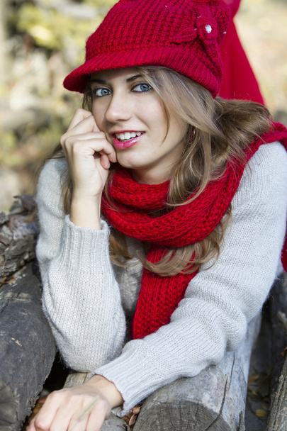 Menina com chapéu vermelho e cachecol vermelho no outono
 - Foto, Imagem