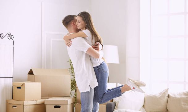 Adorável casal dançando em novo apartamento vazio
 - Foto, Imagem