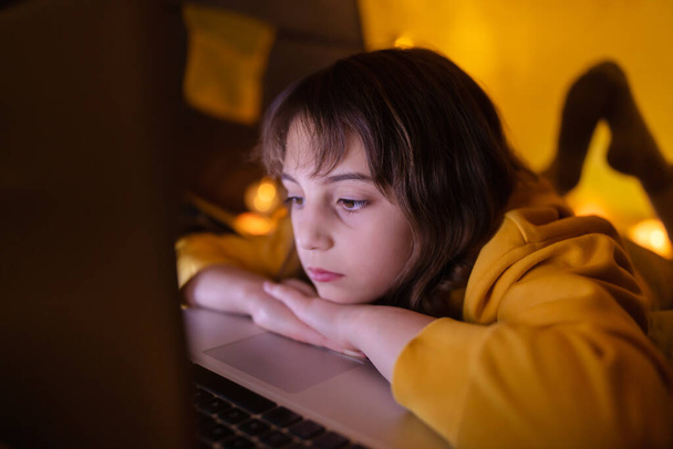 Malá 11 letá dívka pomocí notebooku pod její domácí stan uvnitř obývacího pokoje. - Fotografie, Obrázek