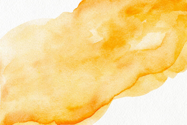 Amarelo laranja dourado abstrato aquarela espirrando fogo fundo, fumaça com espaço para texto, pintado à mão sobre papel
. - Foto, Imagem