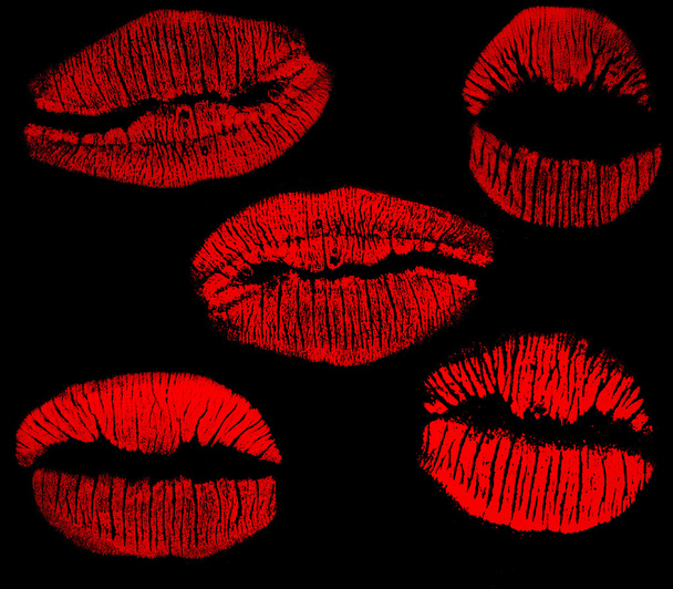 aantal rode lippen opdrukken op zwart - Foto, afbeelding