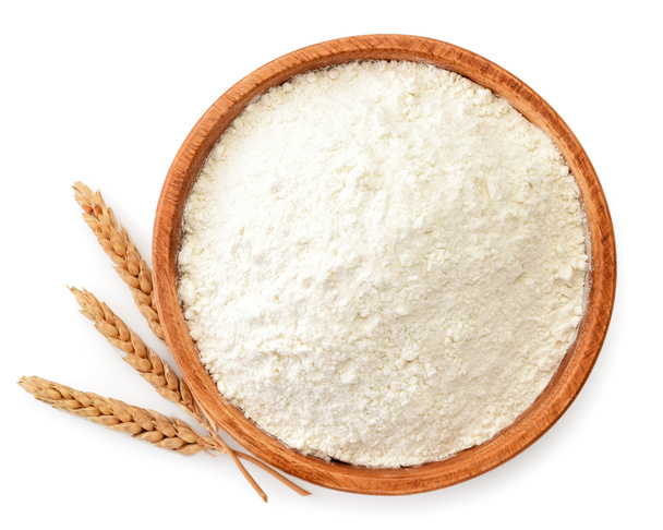 Mąka w drewnianej płycie i kolce pszenicy na białym tle. Widok z góry - Zdjęcie, obraz