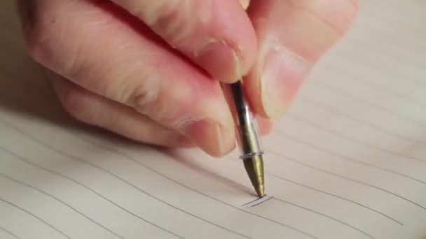 un hombre escribe con un bolígrafo en un cuaderno una carta a su madre: Hola mamá. primer plano extremo, sin sonido, Full HD
, - Imágenes, Vídeo