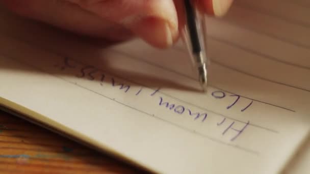 schreibt ein Mann mit einem Stift eine Liebeserklärung an seine Mutter, extreme Nahaufnahme einer Hand. Volle Hd - Filmmaterial, Video