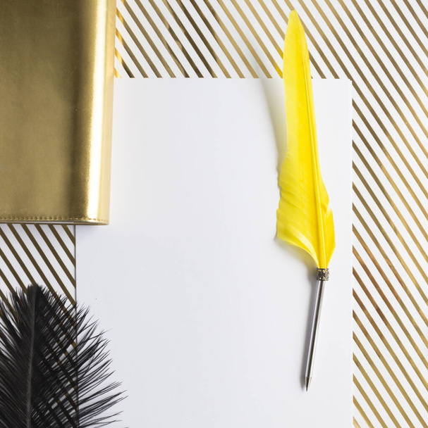Пустая бумага, мятый шар, карандаш, горшок растений на белом столе фоне - Фото, изображение
