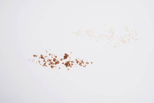 Granulovaný hnědý cukr a muškátový cukr izolované na bílém pozadí. Abstraktní vzorec. Horní pohled - Fotografie, Obrázek