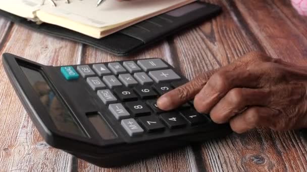 Sluiten van senior vrouwen hand gebruik calculator  - Video