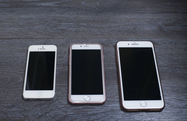 Tres teléfonos diferentes en tamaño
. - Foto, imagen