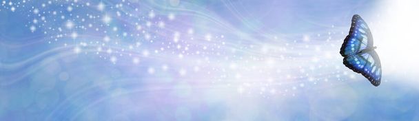 "Блакитний духовний спаржевий метелик" (англ. Blue Spiritual Sparkle Butterfly Message Banner) - широкий газоподібний мерехтливий банер з прекрасним відкритим крилатим метеликом у правому куті, який рухається до білого світла та простору для копії.  - Фото, зображення