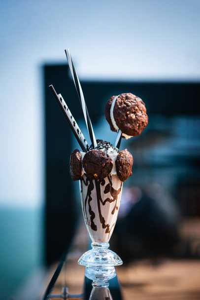 Yaz terasında çikolatalı kurabiyeli milkshake.. - Fotoğraf, Görsel